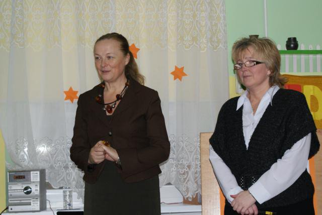 2. - Pani Anna Zdaniukiewicz przedstawiciel Kuratorium Oświaty w Olsztynie z dyrektor przedszkola - fot. M. Tomaszewski.jpg